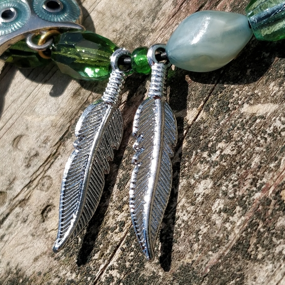 Boho hippie Green owl necklace w/ feathers & beads - Picture 6 of 6